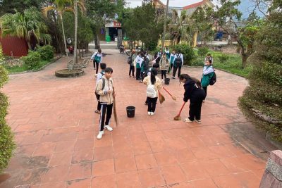 Học sinh trường THCS Thượng Kiệm chăm sóc Đài tưởng niệm liệt sĩ của xã